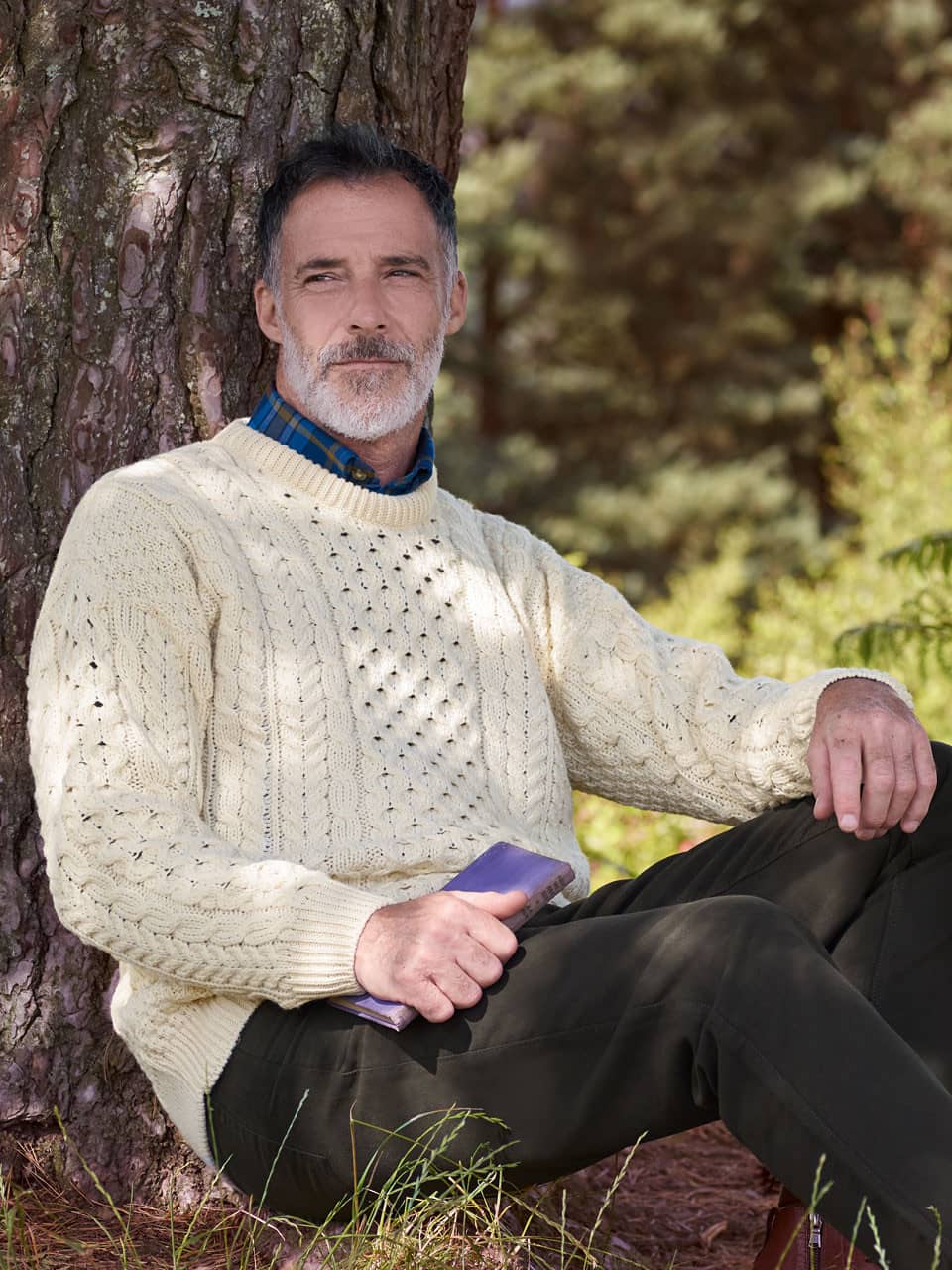 Cremefarbener traditioneller irischer Aran-Pullover