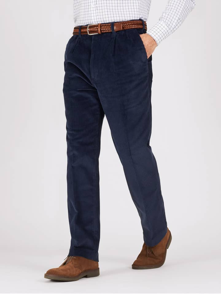 Herrenhose aus marineblauem Cord