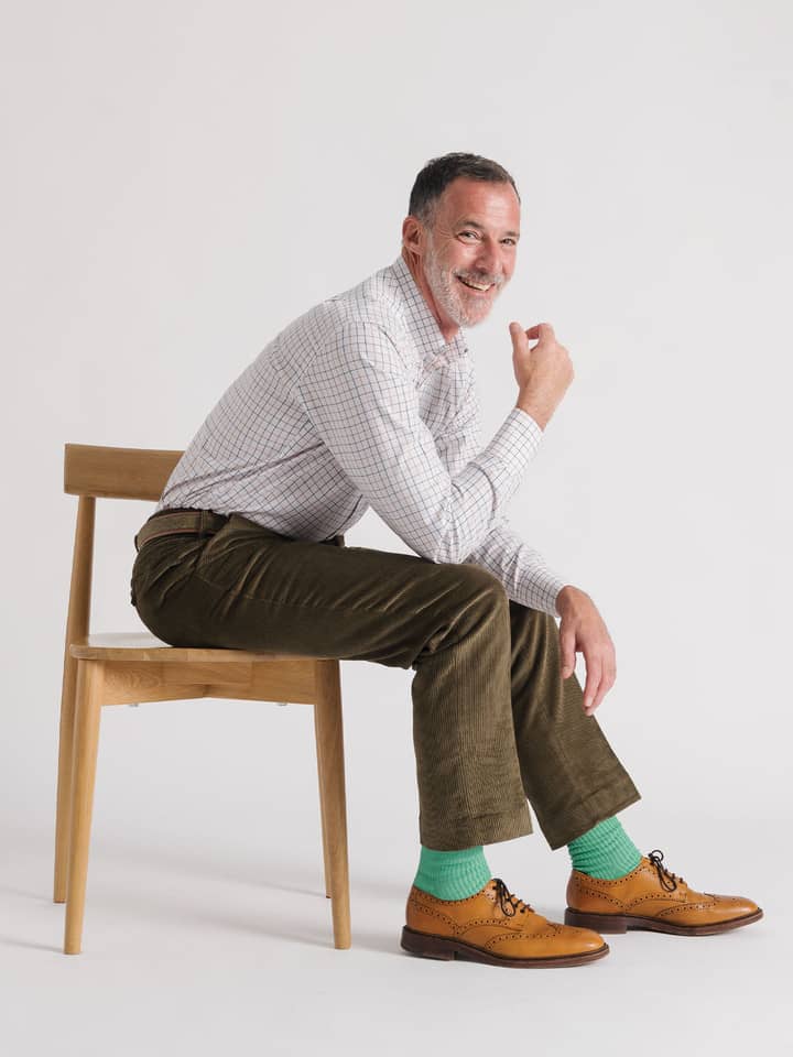 Herrenhose aus moosgrünem Cord am Model