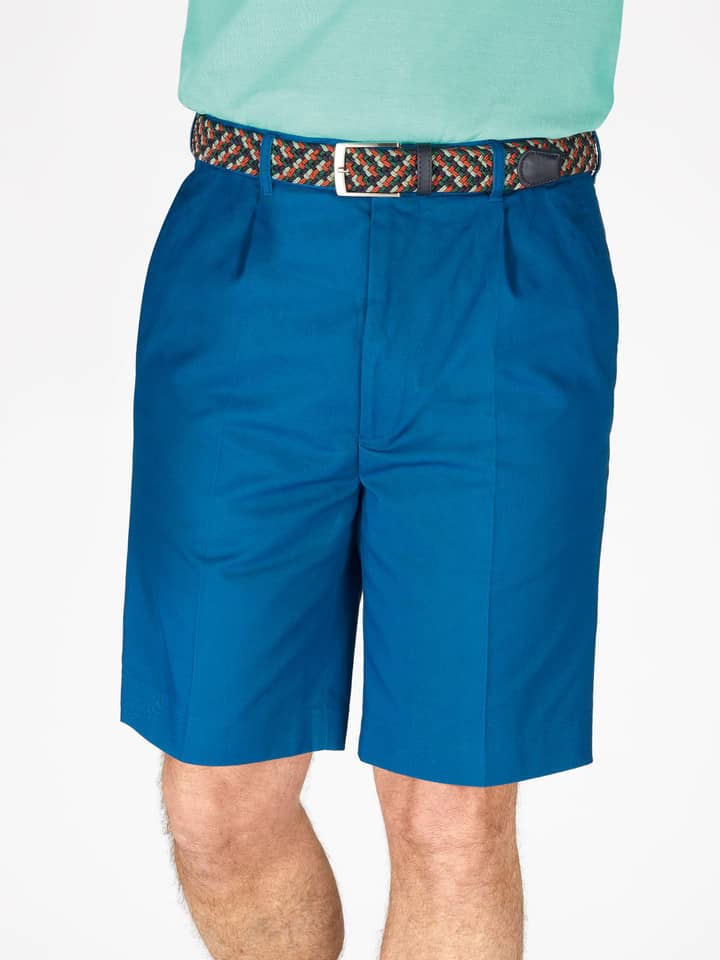 Das Model trägt eine royalblaue Baumwoll-Plisseeshorts.