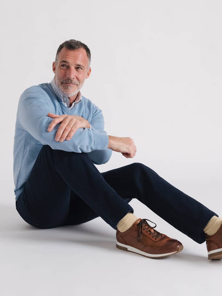 Herren-Jeans aus marineblauer Baumwolle am Model