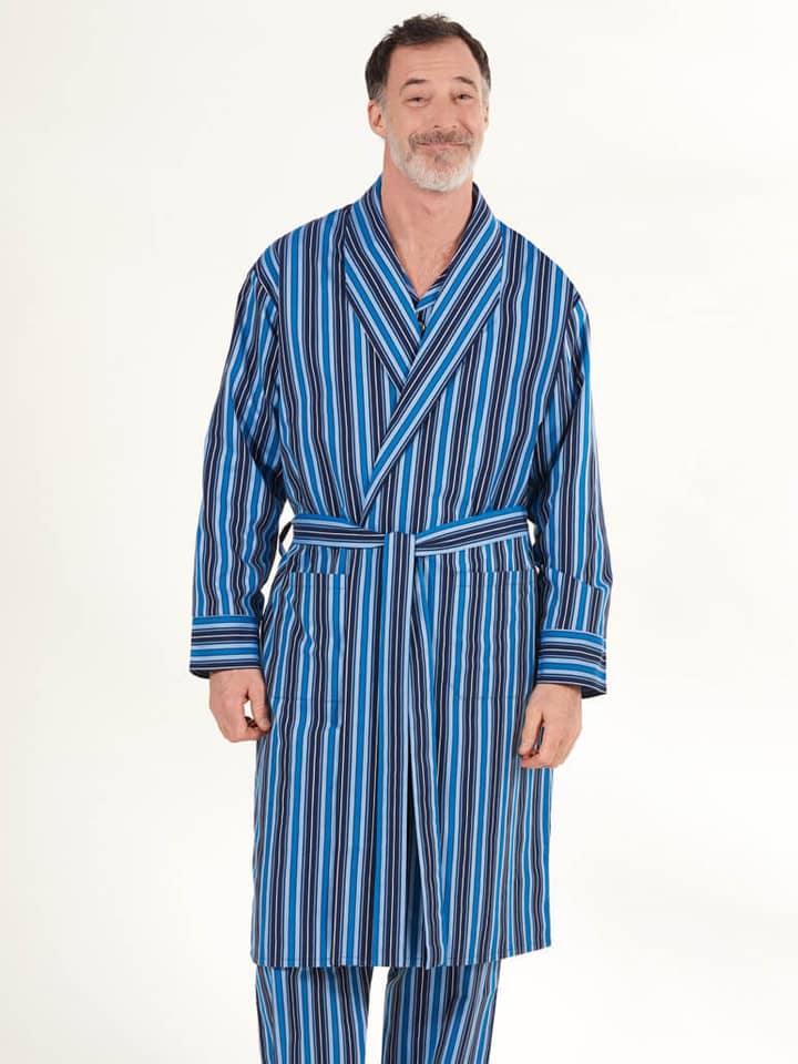 Das Model trägt einen marineblauen und blauen Baumwoll-Clubstreifen-Morgenmantel.