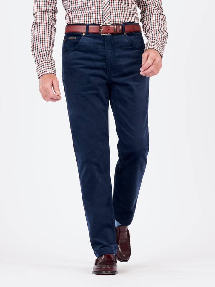 Das Model trägt eine marineblaue Velveteen-Jeans.