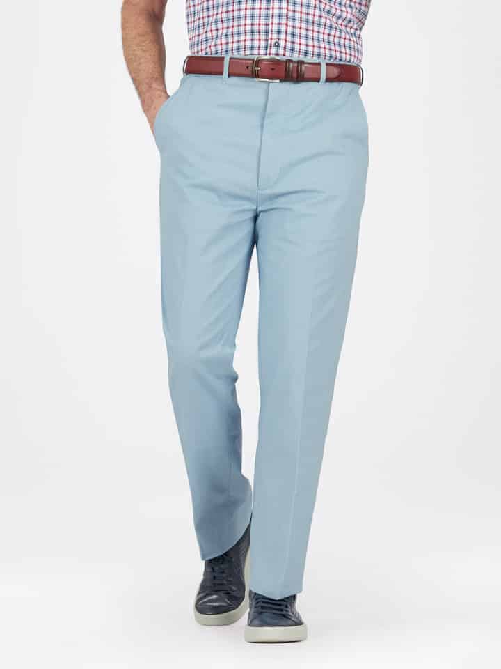 Bild von Herren-Chinos in Himmelblau mit flacher Vorderseite
