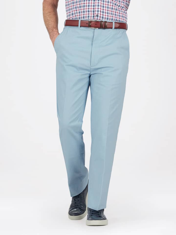 Bild von Herren-Chinos in Himmelblau mit flacher Vorderseite