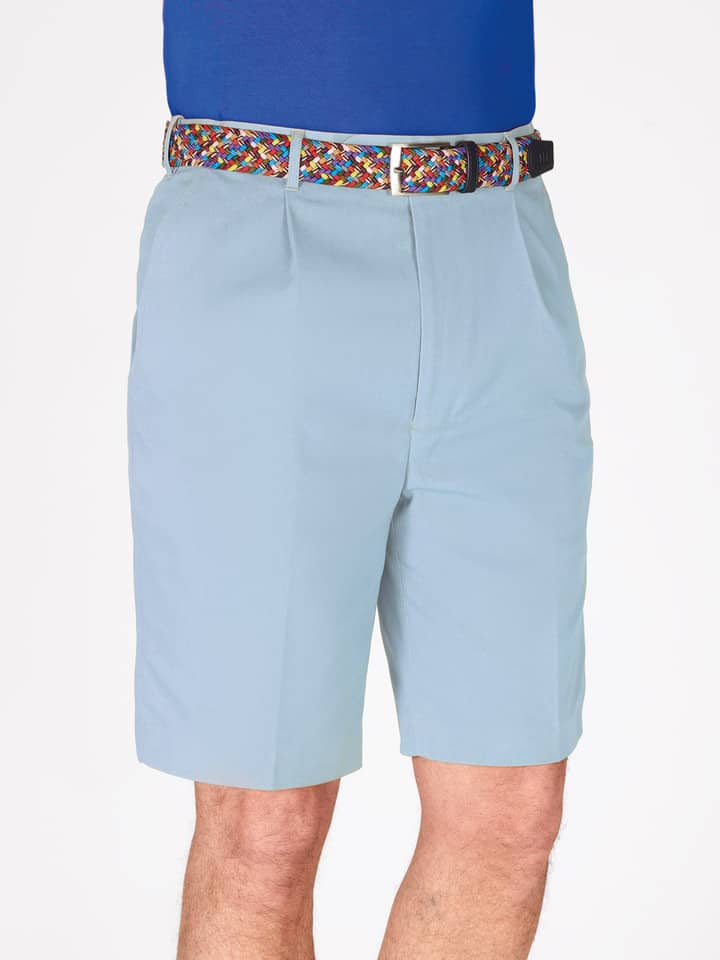 Das Model trägt eine himmelblaue Plisseeshorts aus Baumwolle für Herren.