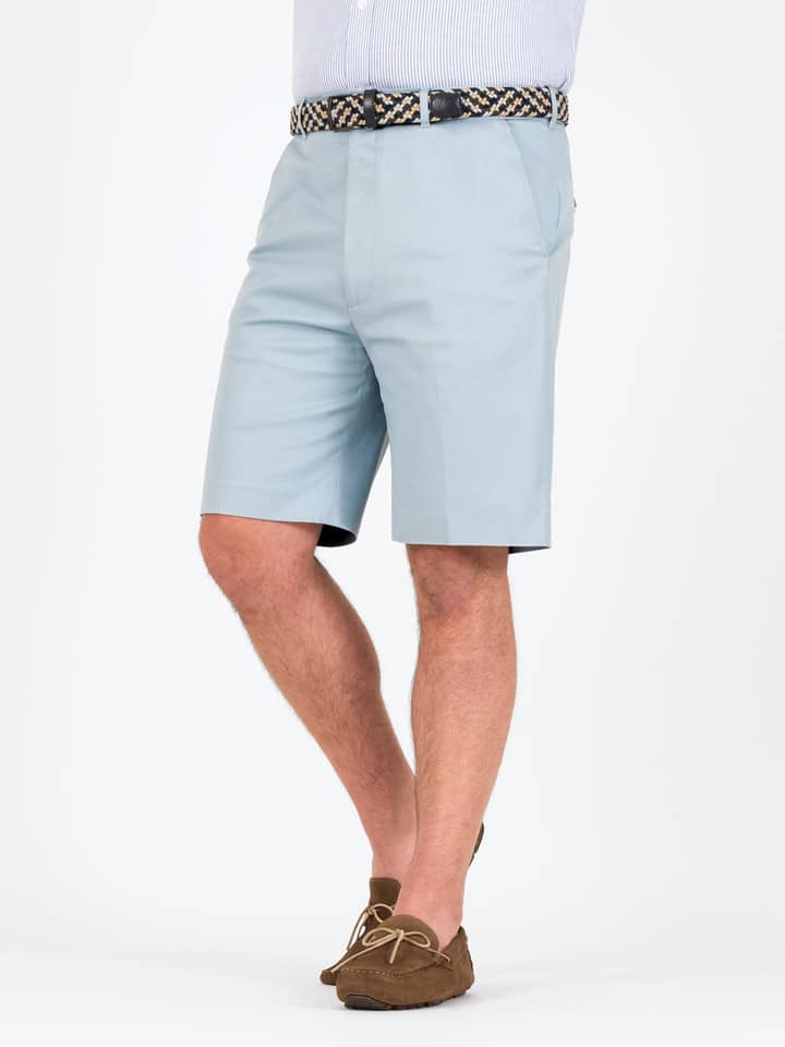 Herren-Shorts aus himmelblauer, khakifarbener Baumwollstretch mit flacher Vorderseite