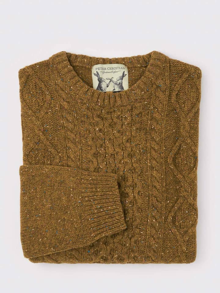 Herren-Pullover aus Donegal-Strick in Senffarbe, gefaltet