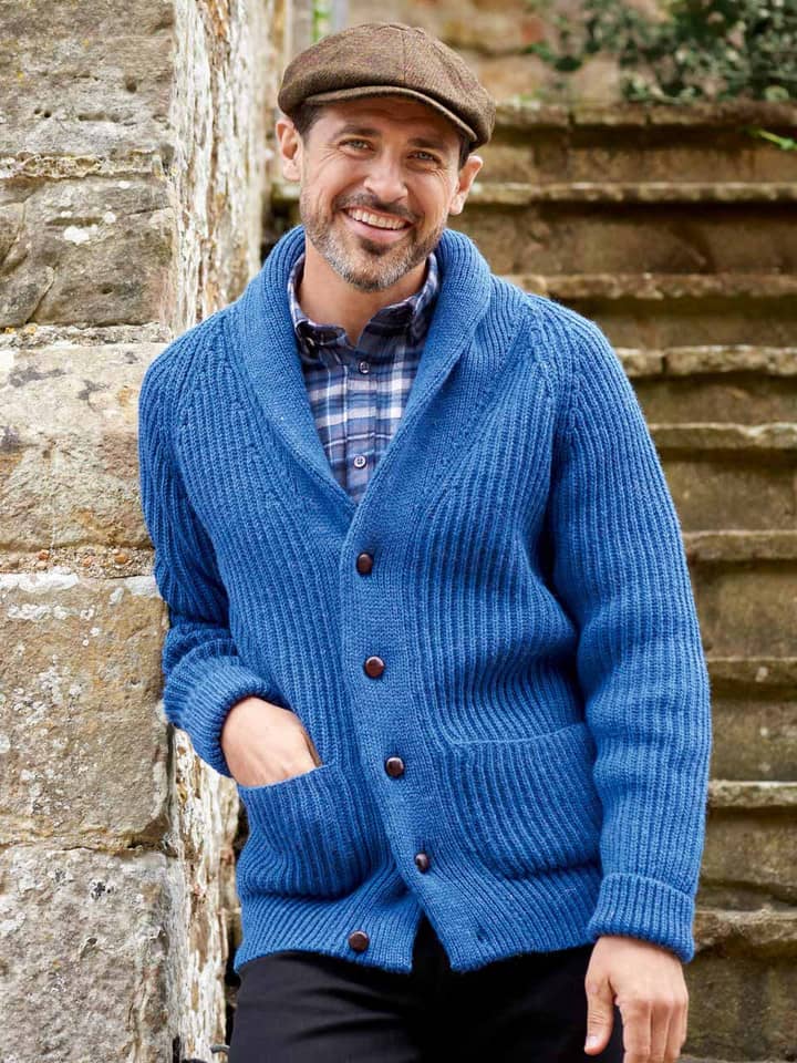 Blaue Strickjacke mit Schalkragen für Herren am Model