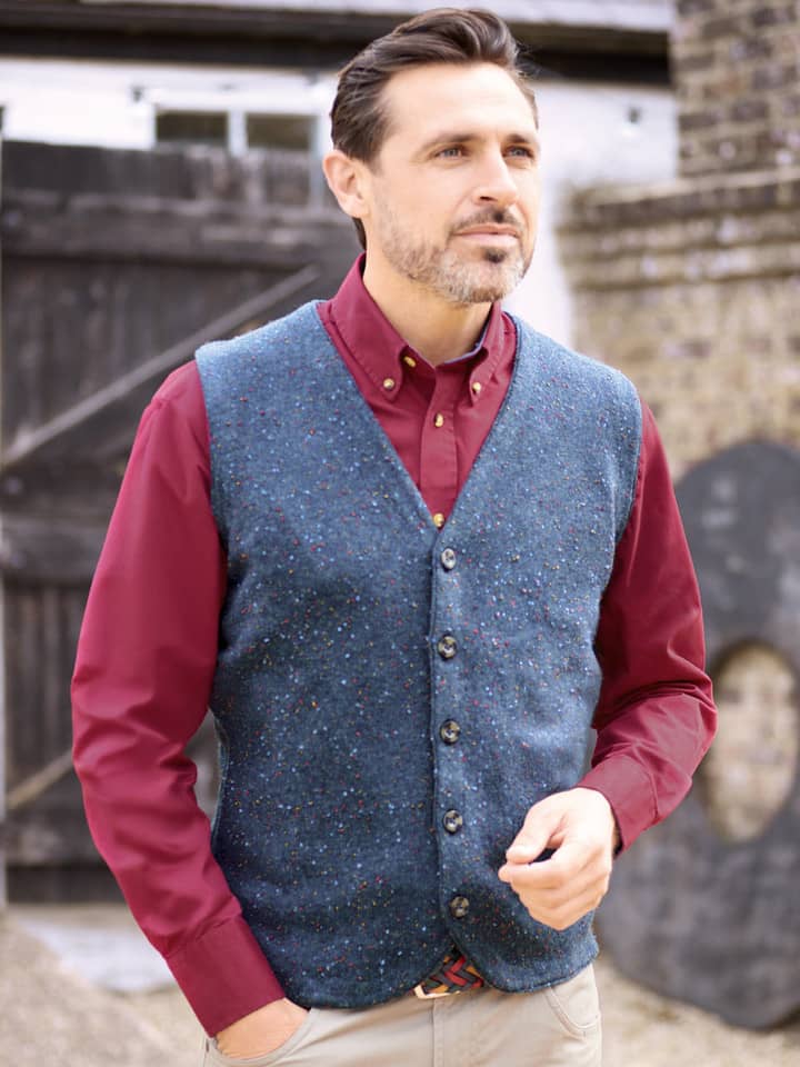 Marineblaue Donegal-Strickweste am Model