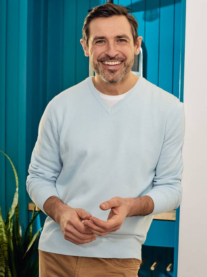 Herren-Pullover in Hellblau mit V-Ausschnitt und leichtem Gewicht, am Model