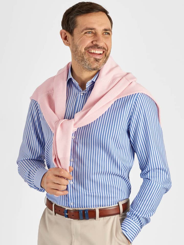 Herrenhemd mit blauen und weißen Längsstreifen von Seidensticker mit langen Ärmeln am Model