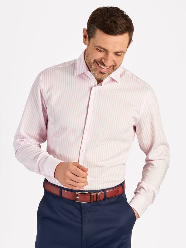 Herrenhemd mit vertikalen Streifen in Rosa und Weiß von Seidensticker mit langen Ärmeln, am Model