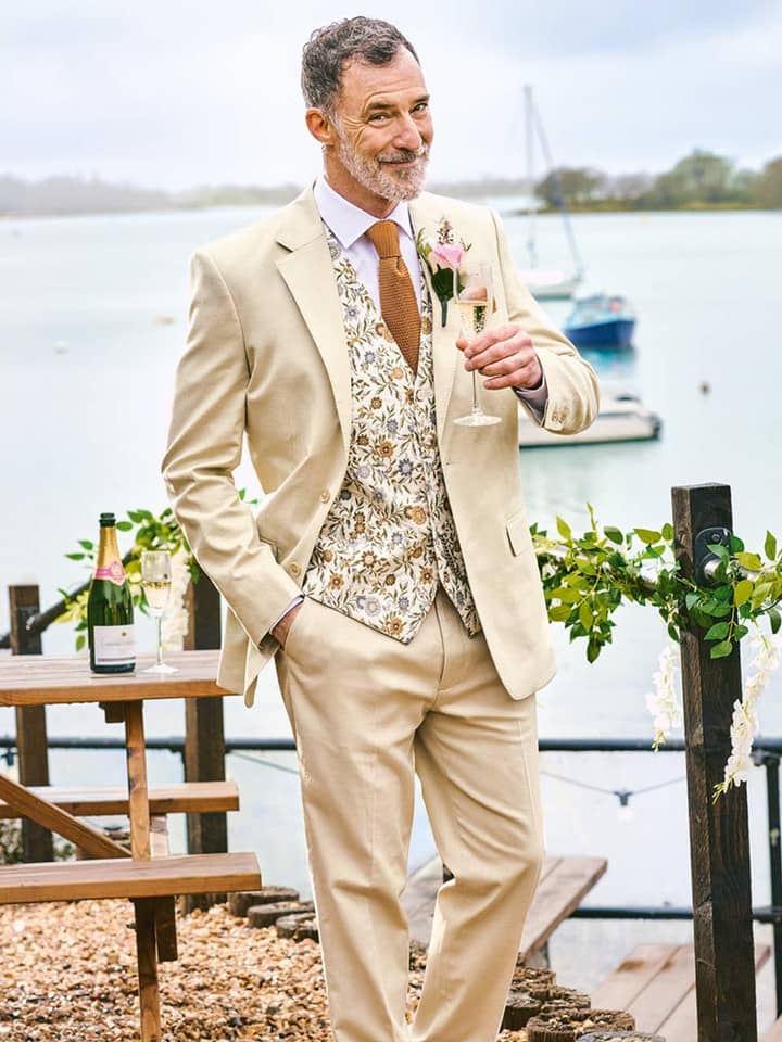 Herrenanzug aus Baumwolle und Leinen mit Steg am Model