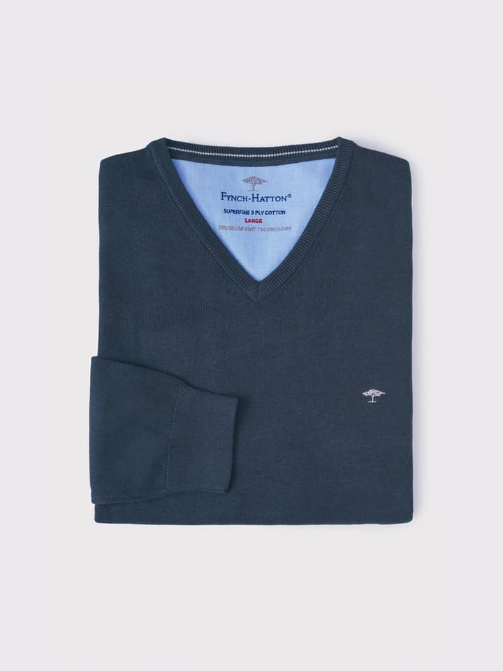 Superfeiner Baumwoll-V-Ausschnitt in Marineblau, gefaltet